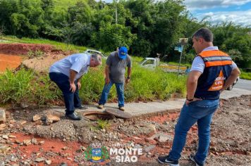 Servidores da Prefeitura de Monte Sião realizam vistoria em erosão no Bairro São Rafael