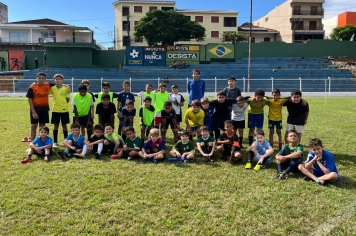 Projeto de escolinha de futebol atende crianças e adolescentes em Monte Sião