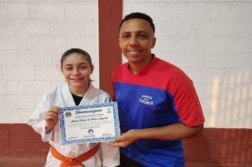 Diretoria de Esporte realiza homenagem a atleta do Karatê Maria Clara