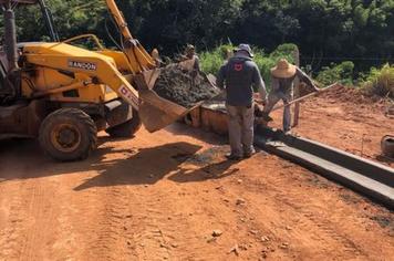 PREFEITURA DA INÍCIO AO CALÇAMENTO DO PRIMEIRO MORRO DA ZONA RURAL DA CIDADE - OBRA EM ANDAMENTO