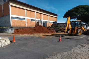 Obras para adequação de garagem têm início e local vai sediar a Secretaria de Educação