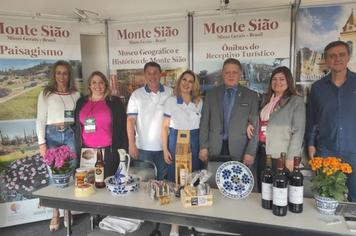 Stand divulga pontos turísticos de Monte Sião na 64ªConferência Distrital do Rotary, com a união do Distrito 4590 e o Distrito 4560 em Águas de Lindóia