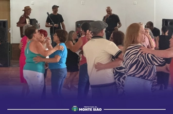 Confraternização do SCFV Reúne Idosos em Tarde de Música e Integração Social em Monte Sião