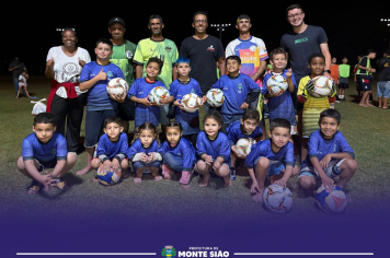 Monte Sião Fortalece Esporte e Lazer com Entrega de Material para Escolinha de Futebol da Mococa
