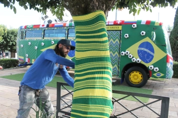Centro de Monte Sião entra em clima de Copa e se enche de verde e amarelo