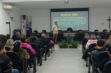 PROFESSORES DA REDE MUNICIPAL DE ENSINO PASSAM POR PALESTRA SOBRE O COMBATE A ABUSO E EXPLORAÇÃO SEXUAL CONTRA CRIANÇAS E ADOLESCENTES