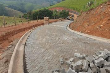 PREFEITO E DIRETORES VISITAM MORROS DA ZONA RURAL DA CIDADE E VERIFICAM OBRAS DE CALÇAMENTO E ESTUDAM NOVAS AÇÕES.
