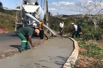 TEVE INÍCIO O CALÇAMENTO DO BAIRRO COLINAS À ESCOLA MUNICIPAL DONA INA