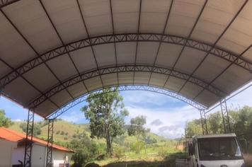 QUADRA DA ESCOLA MUNICIPAL DO BAIRRO SERTÃOZINHO RECEBE COBERTURA