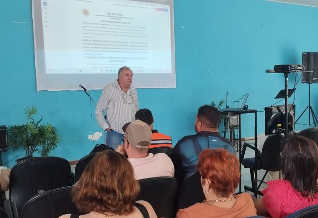 PREFEITO EM EXERCÍCIO CONVOCA REUNIÃO COM DIRETORIAS A RESPEITO DAS AÇÕES DE DEFESA CIVIL