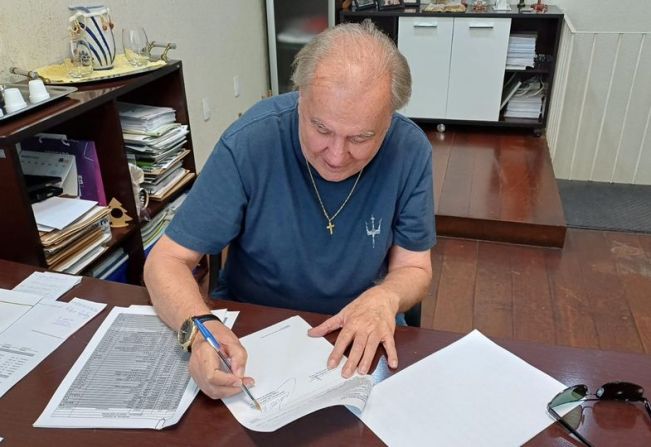 Prefeito em exercício assina obras importantes para o município.