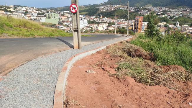 NOVO CALÇAMENTO É CONSTRUÍDO NO ACESSO AO BAIRRO COLINAS EM MONTE SIÃO