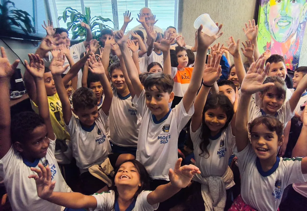 Alunos da Escola Municipal José Morais Cardoso visitam a Prefeitura de Monte Sião