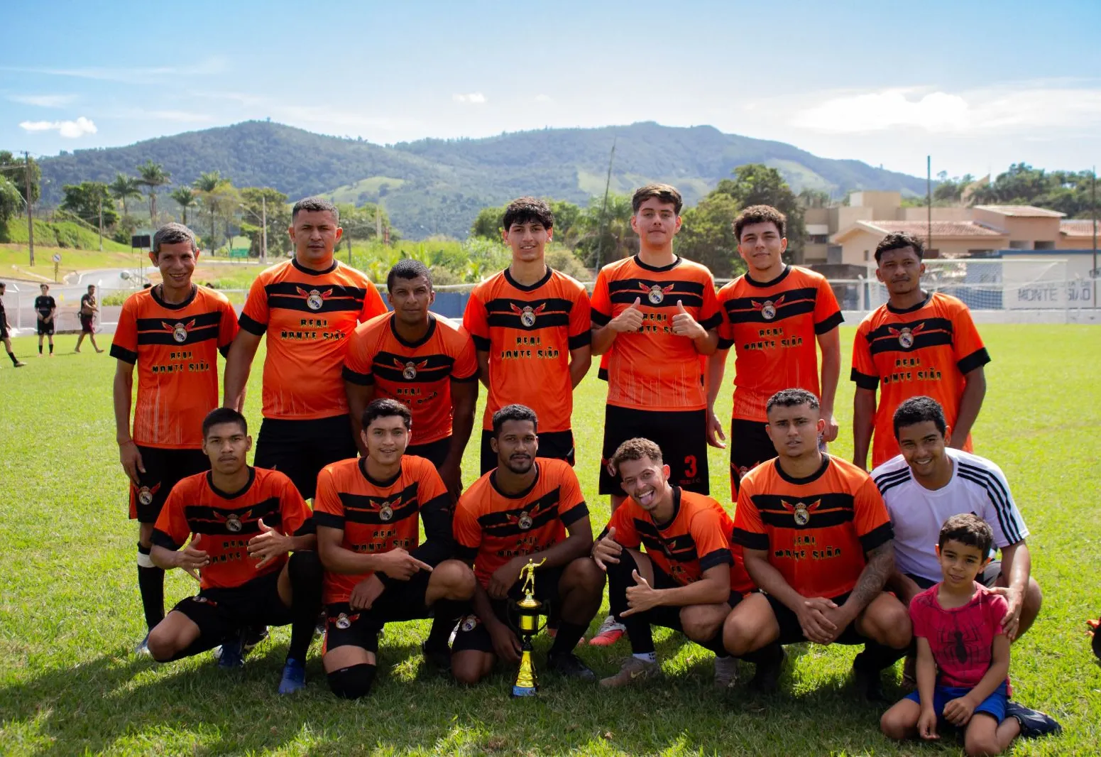Domingo foi dia de celebrar o trabalho… com muita bola rolando! ????⚽