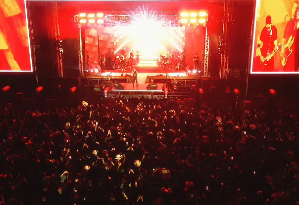 Show gratuito de Zezé di Camargo comemora aniversário de Monte com recorde de público