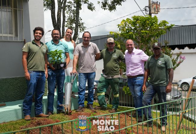 Monte Sião Promove Turismo e Conhecimento com Plantio de Café na Sede da Diretoria de Agricultura