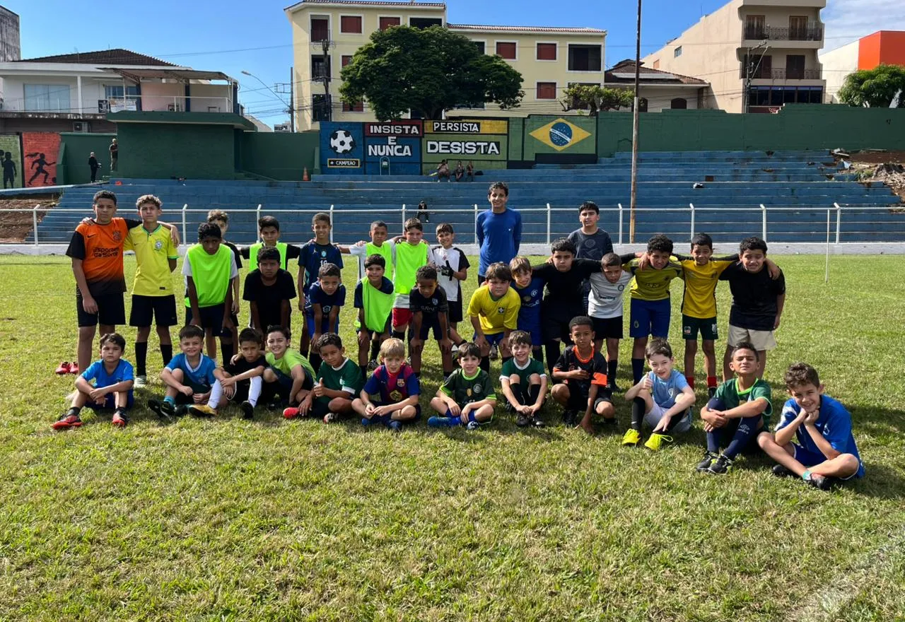 Projeto de escolinha de futebol atende crianças e adolescentes em Monte Sião