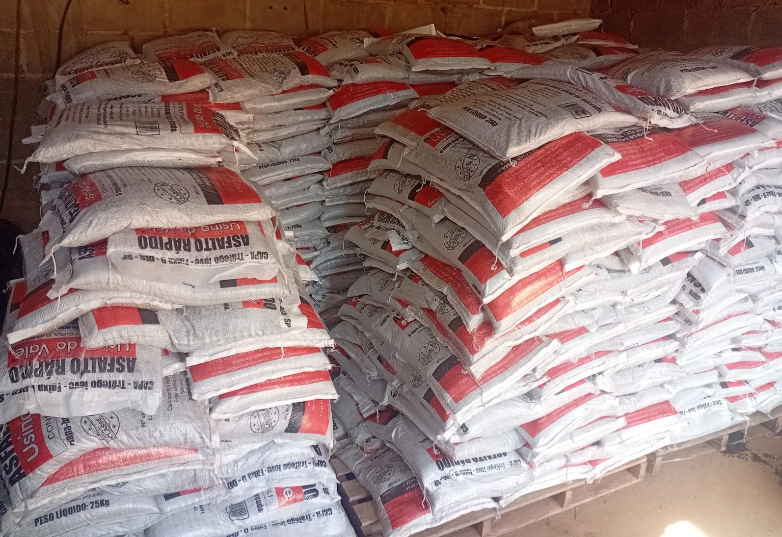 Prefeitura de Monte Sião adquire 15 toneladas de massa asfáltica para operação tapa-buraco