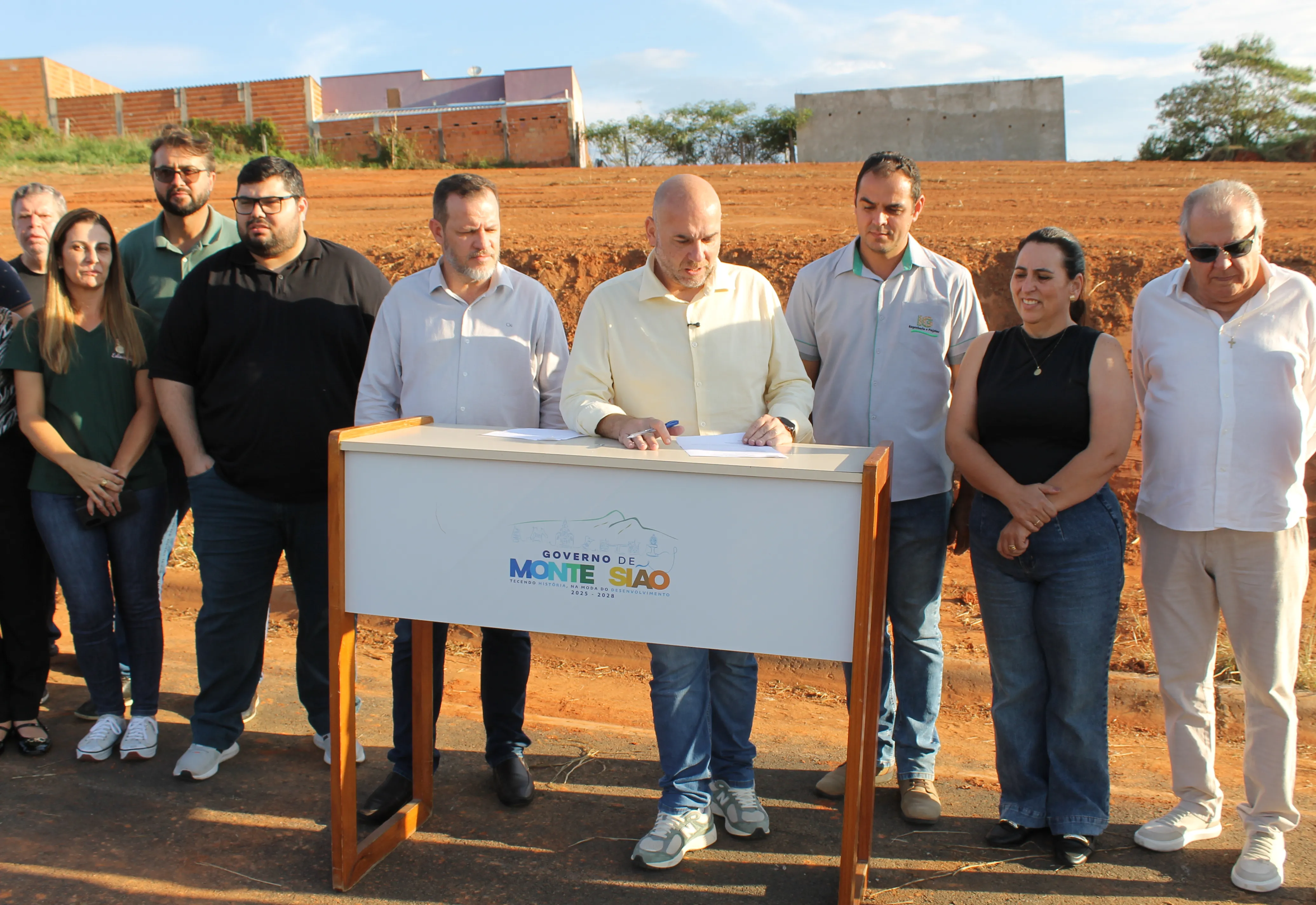 Prefeito assina ordem de serviço para construção de nova creche em Monte Sião