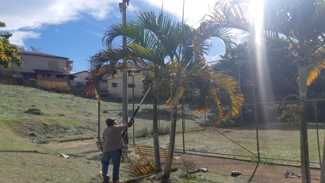 MUTIRÃO DE LIMPEZA É REALIZADO NA PRAÇA DO BAIRRO TIJUCO PRETO