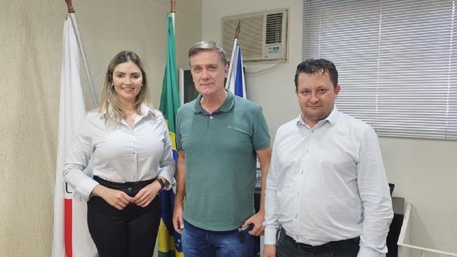 PREFEITO RECEBE GERENTE DE CONTA FÍSICA E JURÍDICA DA NOVA AGÊNCIA SICRED QUE SERÁ INAUGURADA EM MONTE SIÃO