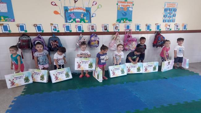 Livro Didático Integrado do Sistema de Ensino Aprende Brasil é entregue aos alunos de Monte Sião