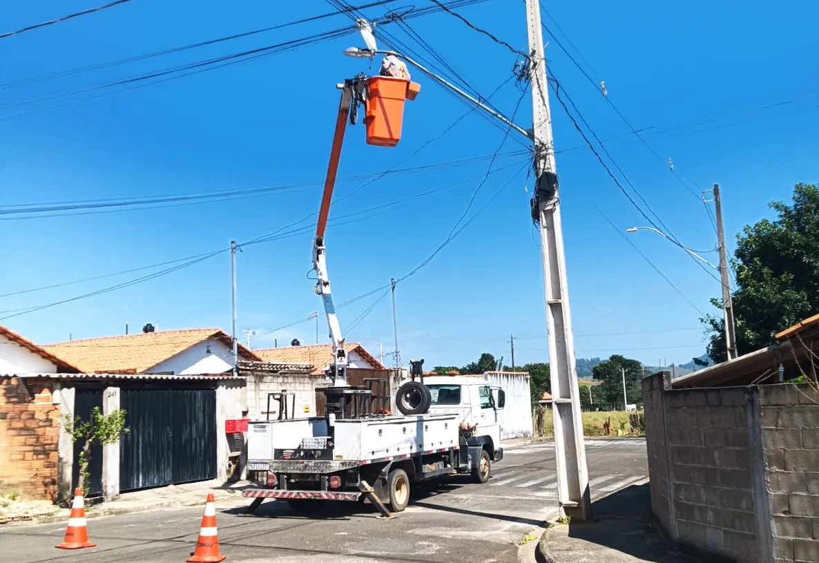 Equipes realizam melhorias na iluminação e tapa-buracos no Distrito da Mococa