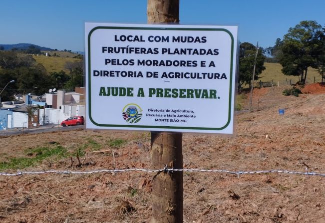  Projeto Bosque/Pomar ao lado de baixo do PSF Benedito Virgílio continua e agora aconteceu o cercamento da área.
