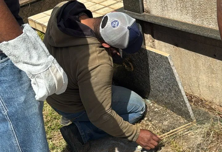 Vigilância Epidemiológica de Monte Sião realiza a captura de escorpiões no Cemitério Municipal