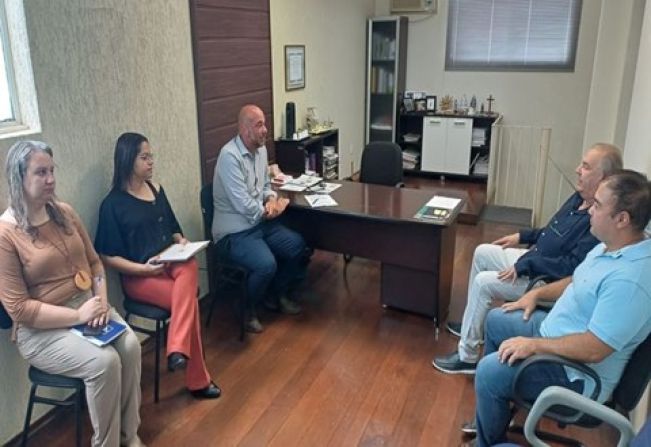 PREFEITO EM EXERCÍCIO RECEBE PREFEITO ELEITO MAURÍCIO ZUCATO JUNIOR E DISCUTE TRANSIÇÃO ADMINISTRATIVA