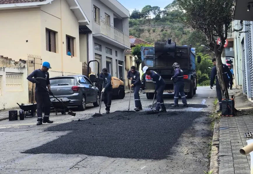 Operação tapa-buracos segue em Monte Sião com novas localidades atendidas