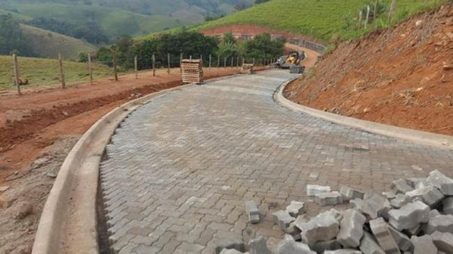 PREFEITO E DIRETORES VISITAM MORROS DA ZONA RURAL DA CIDADE E VERIFICAM OBRAS DE CALÇAMENTO E ESTUDAM NOVAS AÇÕES.