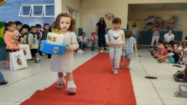 Maternal do Centro Infantil Pequeno Mundo realizaram desfile em comemoração aos 173 anos da cidade