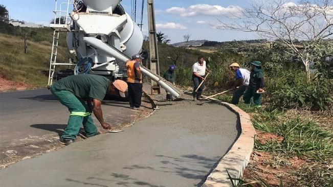 TEVE INÍCIO O CALÇAMENTO DO BAIRRO COLINAS À ESCOLA MUNICIPAL DONA INA